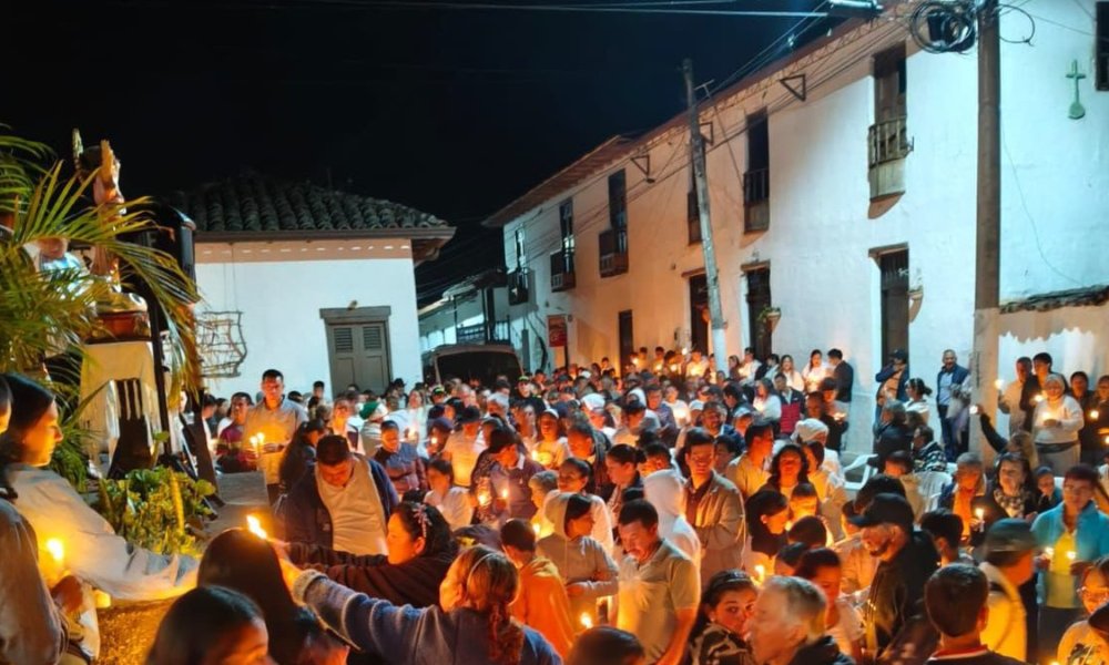 Conmovedora velatón que indigna a Santander por niño de 10 años que murió en extrañas circunstancias cuando salió de su casa a hacer un mandado