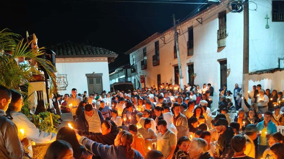 Conmovedora velatón que indigna a Santander por niño de 10 años que murió en extrañas circunstancias cuando salió de su casa a hacer un mandado