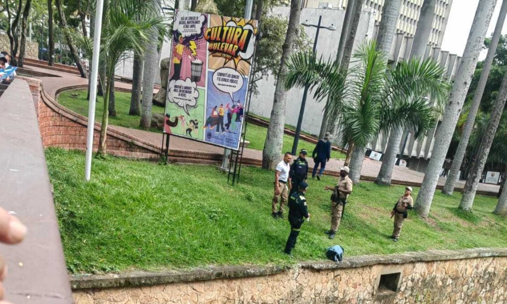 ¿Qué contiene una bolsa abandonada en la ribera del río Cali, cerca del Centro Administrativo Municipal (CAM), donde está la Alcaldía?