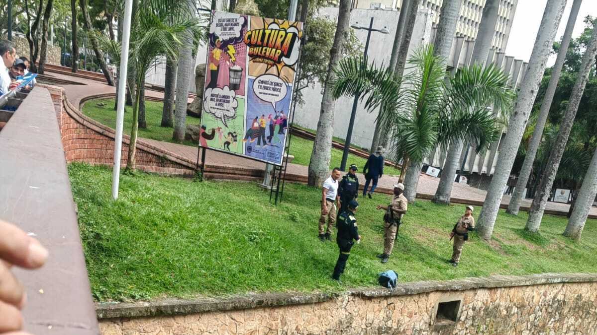 ¿Qué contiene una bolsa abandonada en la ribera del río Cali, cerca del Centro Administrativo Municipal (CAM), donde está la Alcaldía?