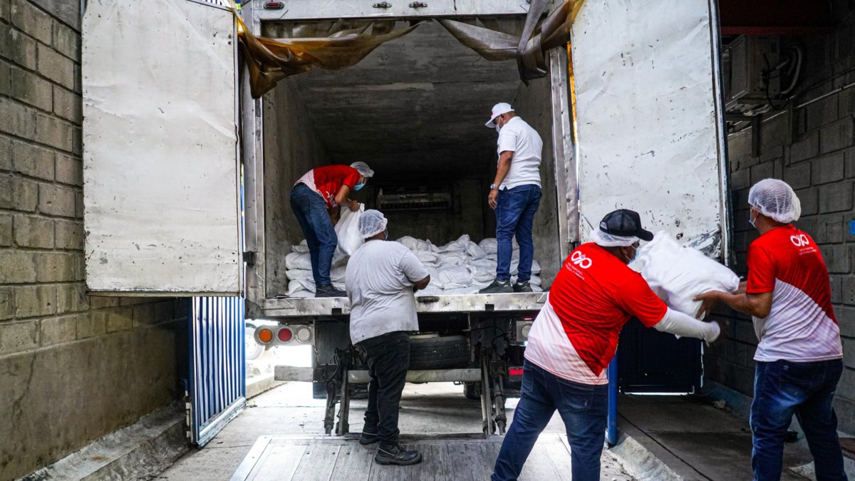Cartagena despacha 23 toneladas de ayuda humanitaria vitales hacia una Montería, sitiada por las aguas