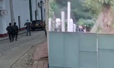 Los preocupantes videos que se ven en El Carmen, Norte de Santander, en donde guerrilleros patrullan el municipio y hostigan la estación de Policía.