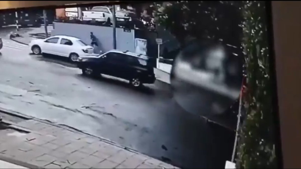 Video revela lo que hizo el sicario antes y después del ataque contra el empresario Gustavo Aponte en el norte de Bogotá: alguien le estaría avisando