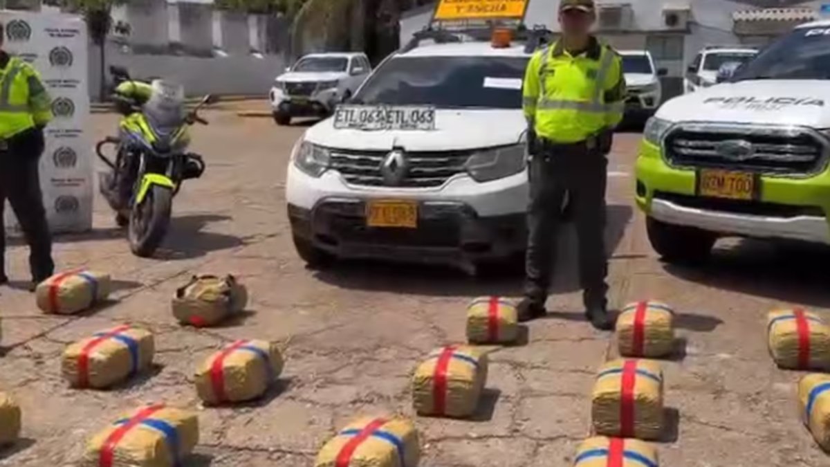 abandonan camioneta con más de 500 kilos de marihuana en la vía Bogotá–Girardot