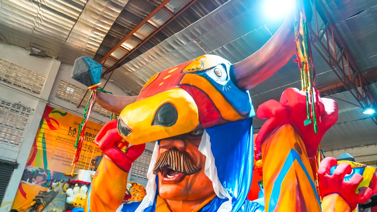 carrozas de más de 10 metros rodarán este sábado por la Vía 40 en la Batalla de Flores