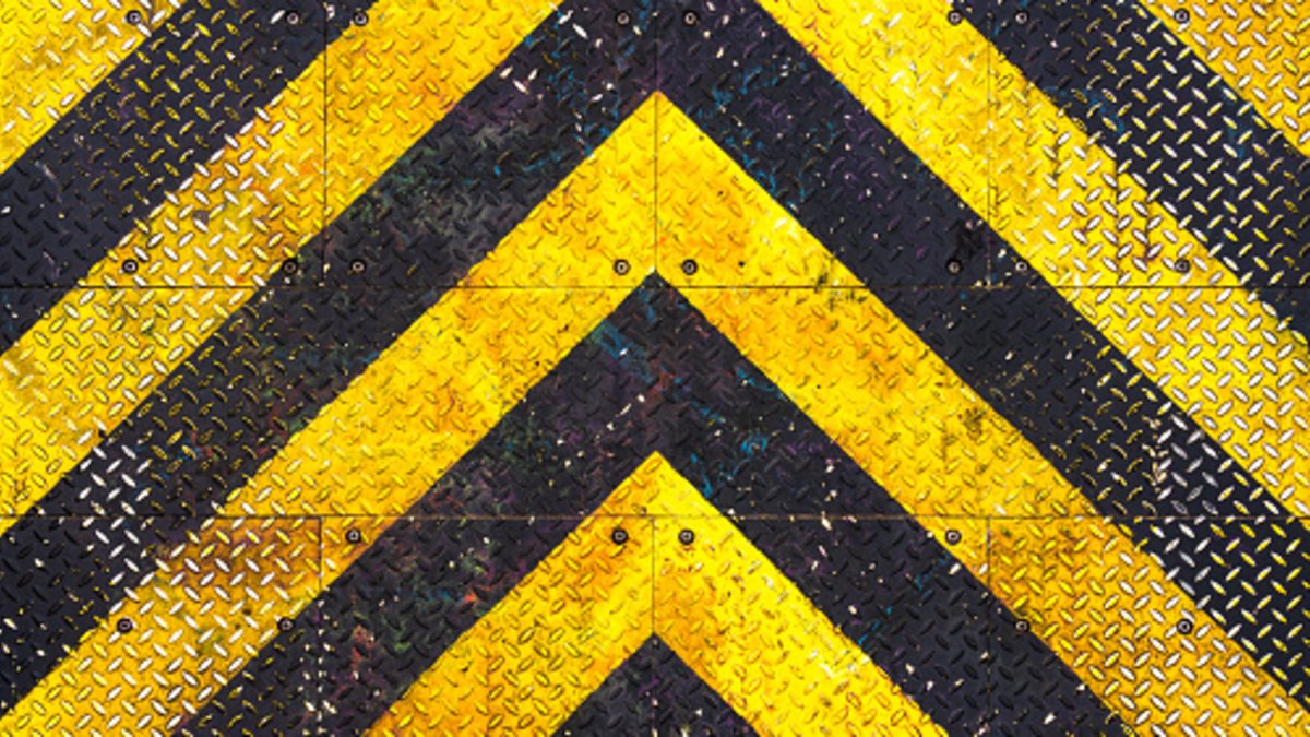 Qué significan las señales amarillas con franjas negras en carretera y cómo deben interpretarlas correctamente