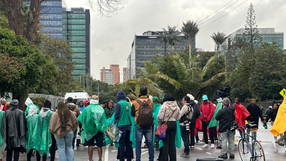 Bloqueos y agresiones marcaron la jornada de protesta de un sector de la comunidad afro que llegó a la capital