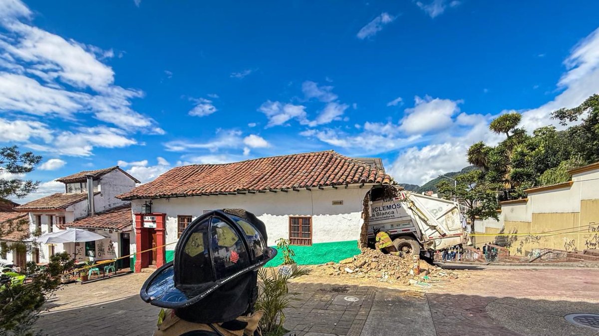 Habló dueño del restaurante afectado tras accidente de camión de basura que atravesó una casa en La Candelaria, Bogotá: 'Pensé que era un terremoto'
