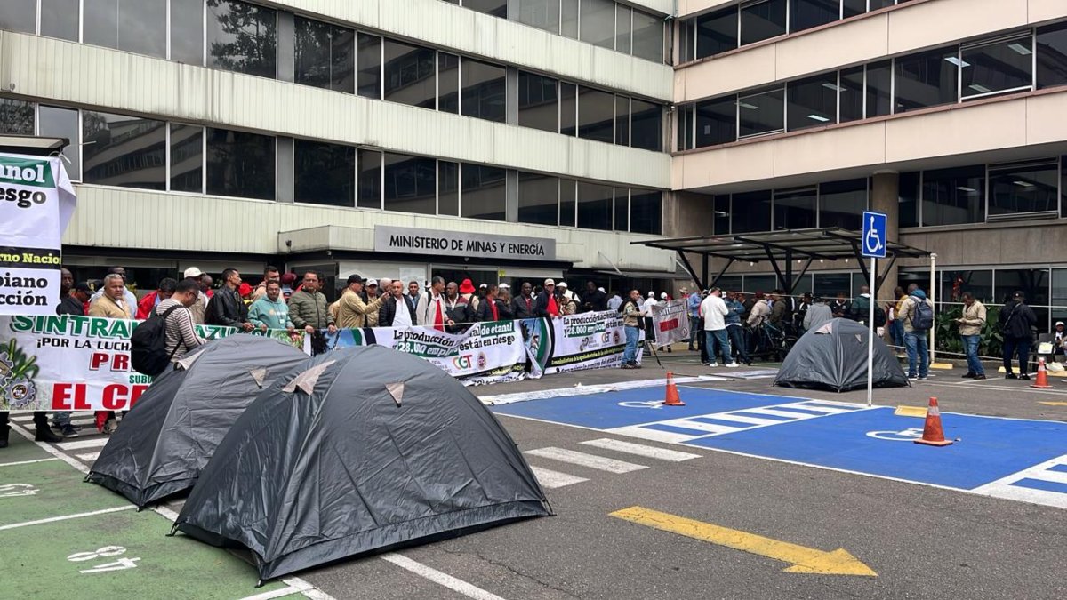 Sindicatos bloquean el Ministerio de Minas y Energía en Bogotá por crisis de etanol y biodiésel