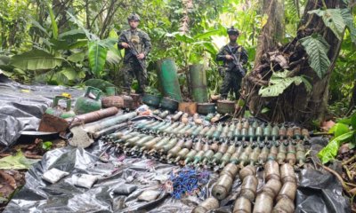 Así descubrieron un poderoso arsenal que estaba ubicado en la frontera entre Colombia y Ecuador; estas eran las armas, municiones y cilindros bomba.