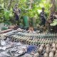Así descubrieron un poderoso arsenal que estaba ubicado en la frontera entre Colombia y Ecuador; estas eran las armas, municiones y cilindros bomba.