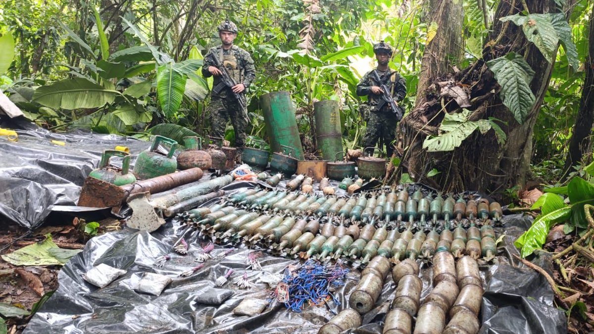 Así descubrieron un poderoso arsenal que estaba ubicado en la frontera entre Colombia y Ecuador; estas eran las armas, municiones y cilindros bomba.