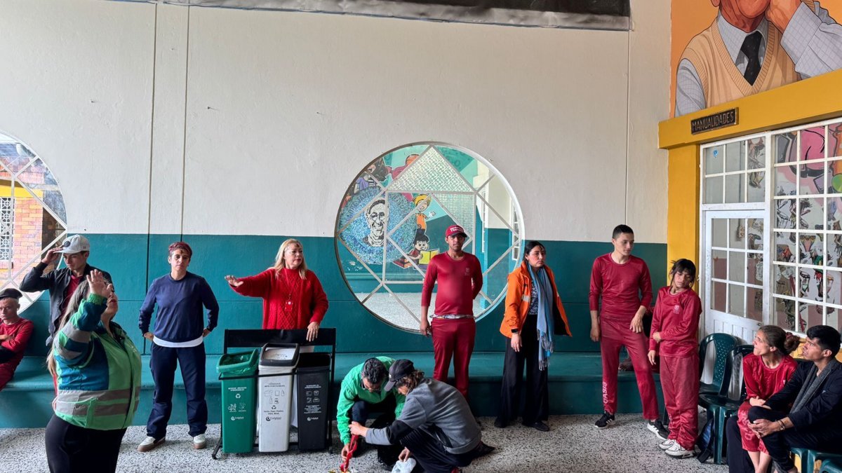 Habitantes de la calle se vuelven aliados en la lucha contra los regueros de basura en Bogotá