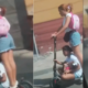 Indignación en Barranquilla por mujer que transporta a dos niños en una patineta eléctrica sobre la calle 30: 'que irresponsabilidad, que peligro'