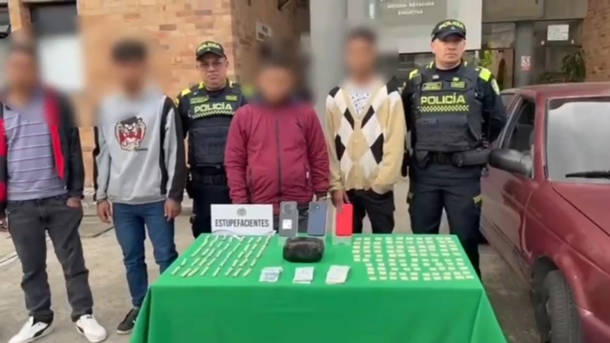Cuatro hombres intentaron escapar de un control de la Policía en Engativá con 150 dosis de bazuco y 100 de marihuana.