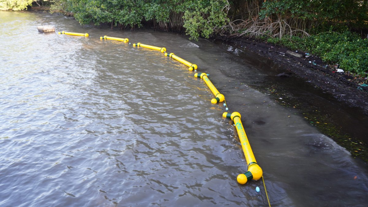 Barranquilla instala retenedores flotantes en Mallorquín para capturar residuos sólidos y mejorar la salud ambiental del cauce del río.
