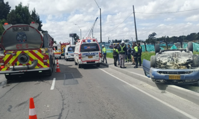 vehículo se volcó y quedó sobre la ciclorruta