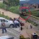 Ciudadanos se unieron para sacar un carro de las vías del tren y evitar una nueva tragedia en Duitama, Boyacá.