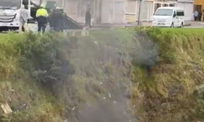 Un ciudadano prefirió quemar su moto tras recibir comparandos por invadir andenes de peatones en Bogotá