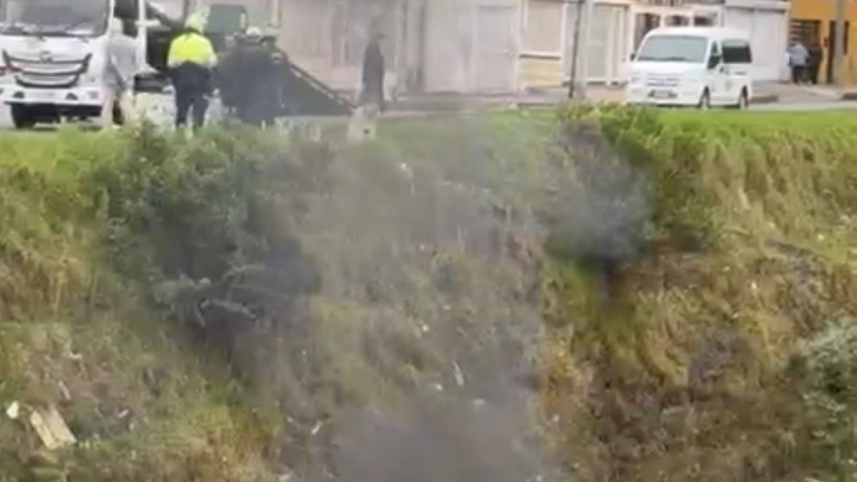 Un ciudadano prefirió quemar su moto tras recibir comparandos por invadir andenes de peatones en Bogotá