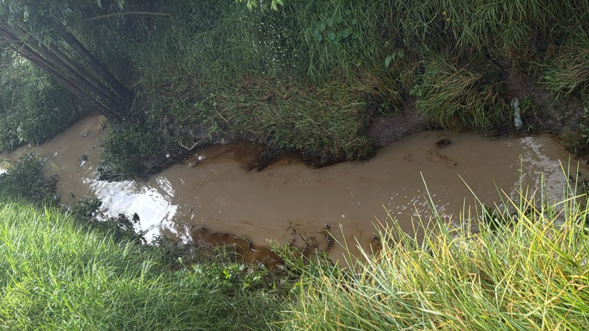 CAR Cundinamarca alerta por vertimiento masivo de combustible en afluente del río Bogotá tras volcamiento de carrotanque