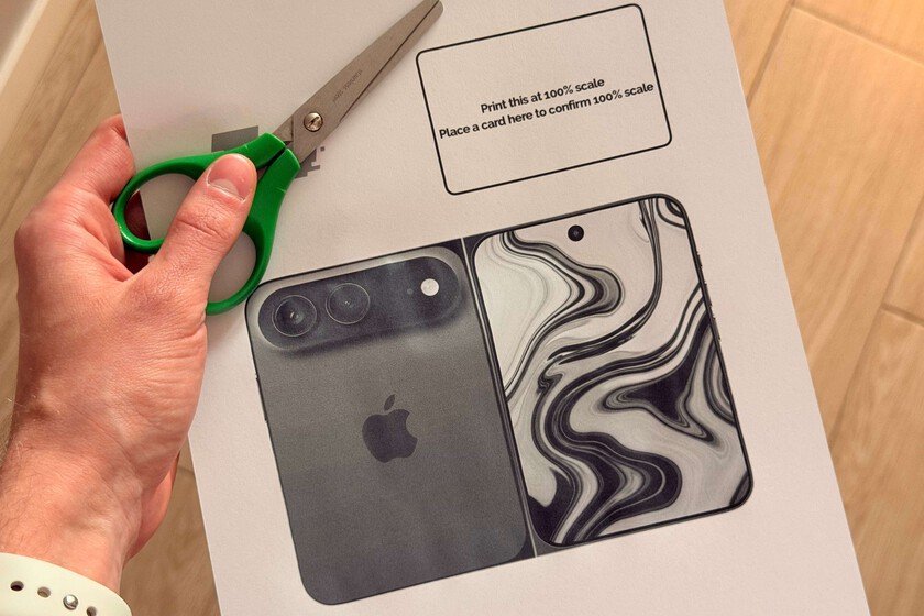 Apple todavía no ha lanzado su iPhone plegable, pero tú puedes montarte uno hoy mismo con una impresora y unas tijeras