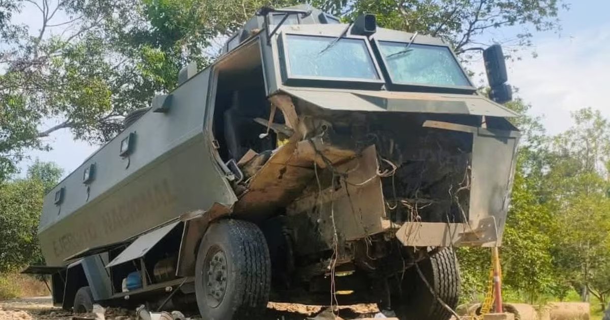 Así es el Titán B, el vehículo blindando de guerra que quedó destruido luego del atentado del ELN en Arauca: los soldados salieron ilesos