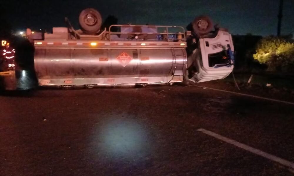 Camión con combustible se volcó en la vía Cajicá-Zipaquirá: hay cierre en ambos sentidos por el accidente