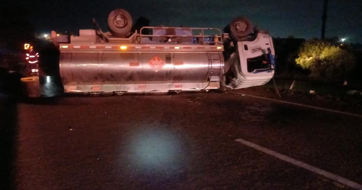 Camión con combustible se volcó en la vía Cajicá-Zipaquirá: hay cierre en ambos sentidos por el accidente