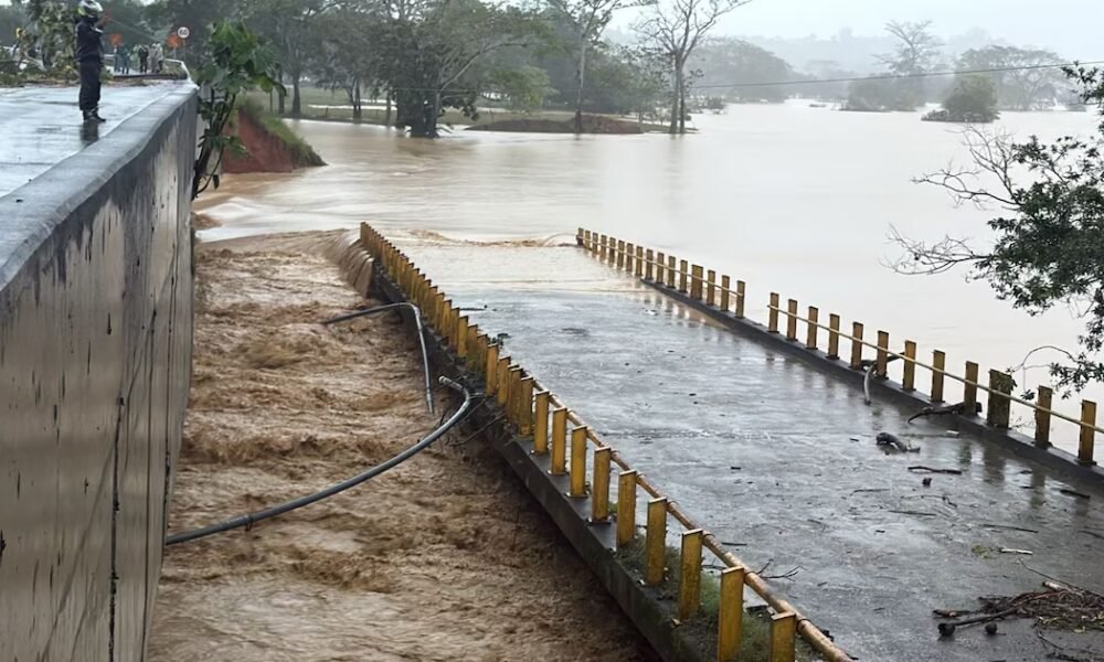 Colapsó puente en Necoclí que conecta Urabá y Montería por creciente del río Mulatos: más de 7.500 familias afectadas