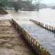 Colapsó puente en Necoclí que conecta Urabá y Montería por creciente del río Mulatos: más de 7.500 familias afectadas