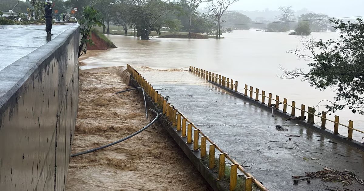Colapsó puente en Necoclí que conecta Urabá y Montería por creciente del río Mulatos: más de 7.500 familias afectadas