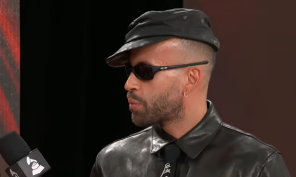 Cuál era el mensaje que llevaba impreso Feid en su corbata durante los Premios Grammy 2026