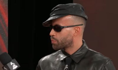 Cuál era el mensaje que llevaba impreso Feid en su corbata durante los Premios Grammy 2026