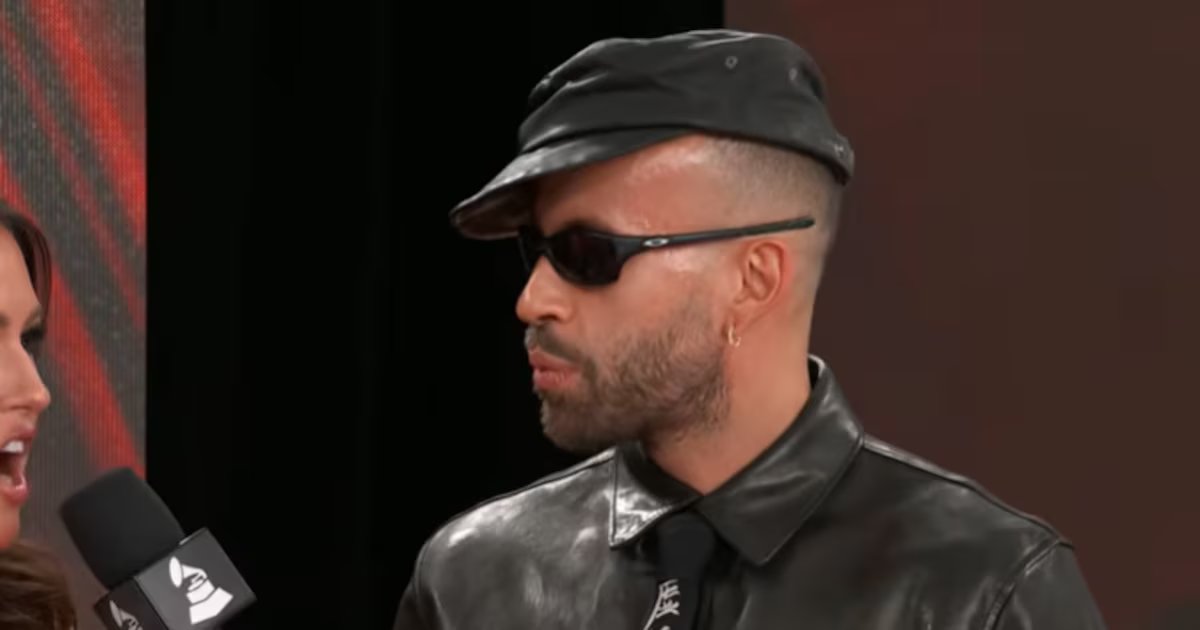 Cuál era el mensaje que llevaba impreso Feid en su corbata durante los Premios Grammy 2026