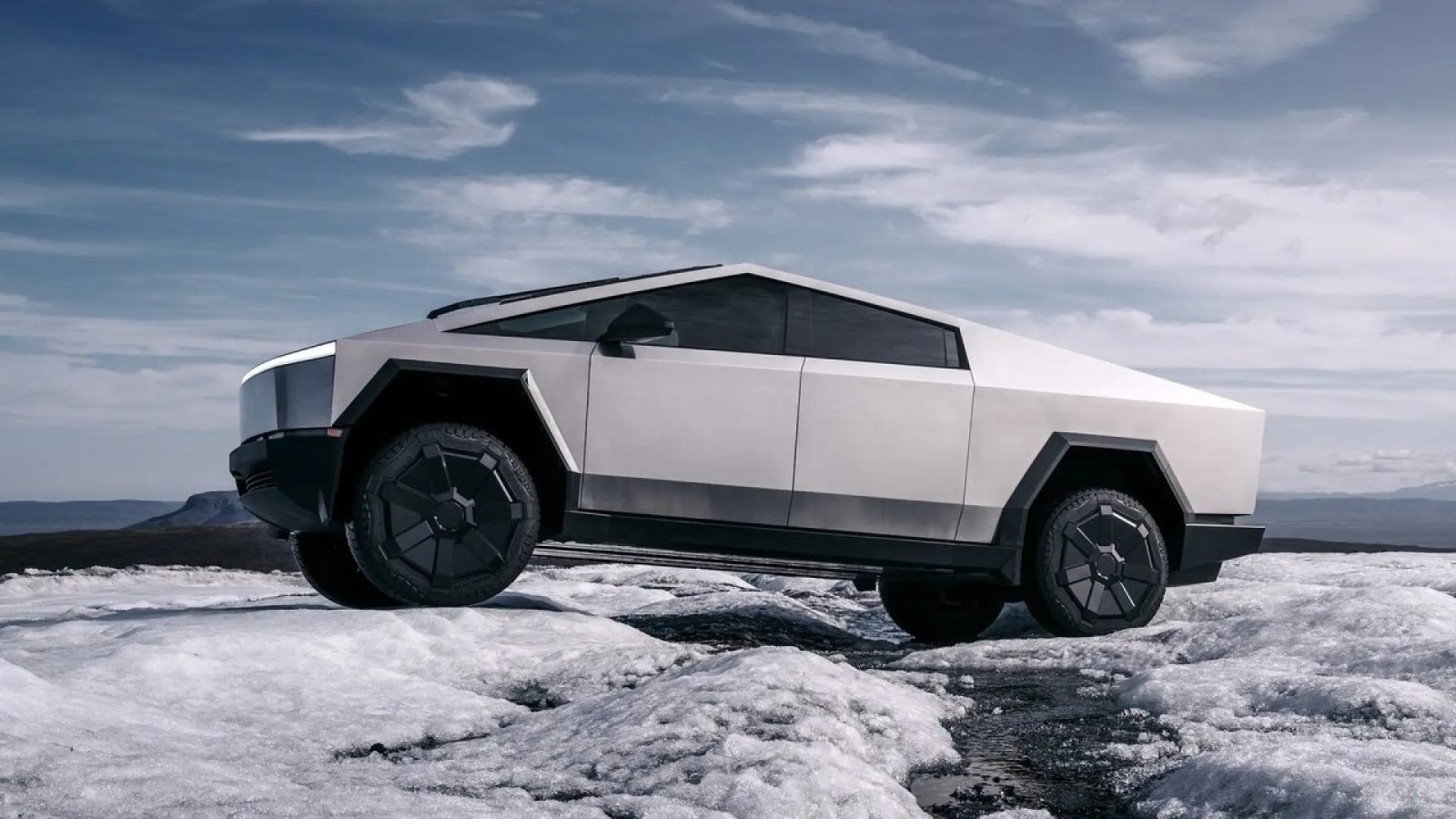 El Tesla Cybertruck no es querido ni por el Ejército ni por la Policía. Ahora Elon Musk ha pensado en una solución para colocar los que no venden, pero parece que no es el vehículo más adecuado.