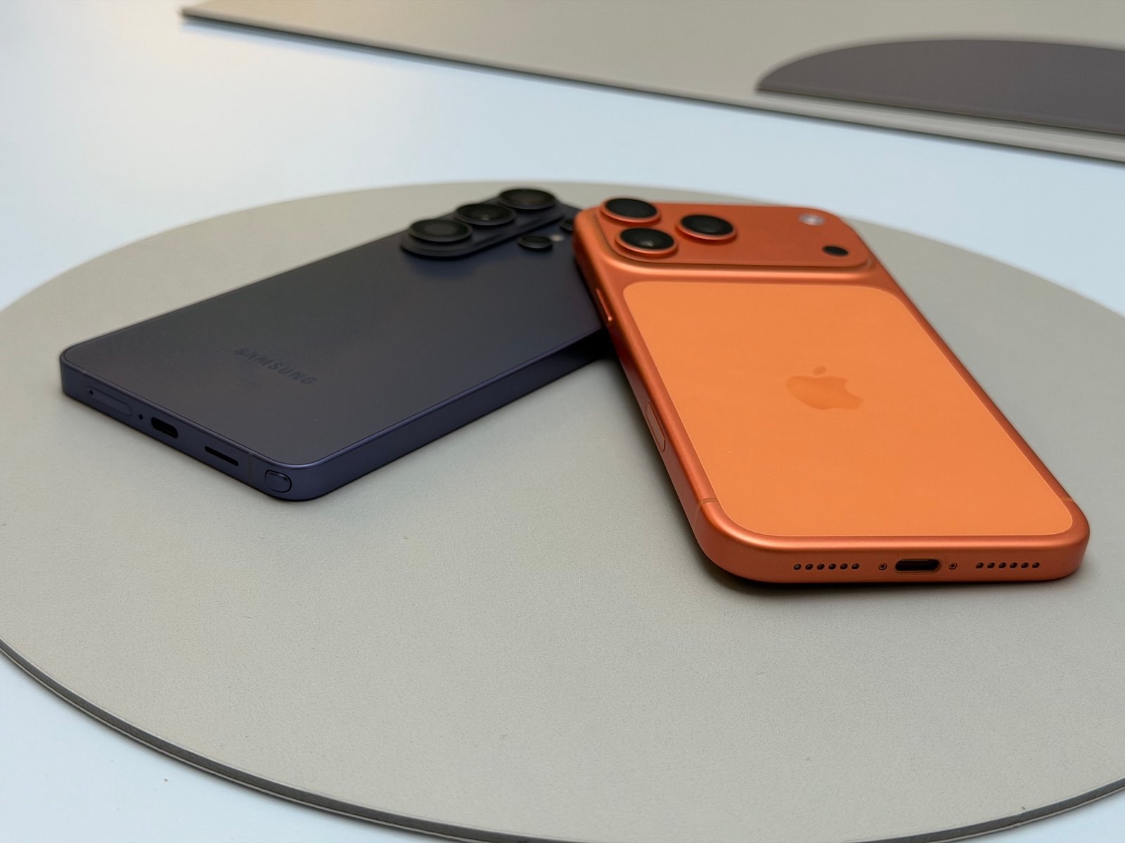 Galaxy S26 Ultra iPhone 17 Pro Max 31