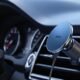 El cargador magnético para coche compatible con iPhone que mantiene la batería al 100% en viajes largos