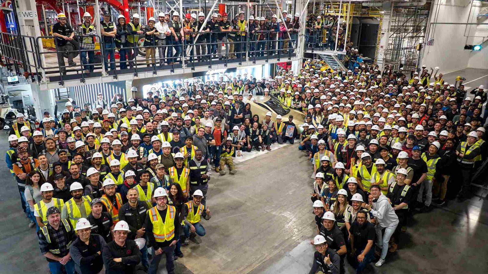 El primer Tesla Cybercab sale de la fábrica mientras crece el número de accidentes en los que se ve envuelto