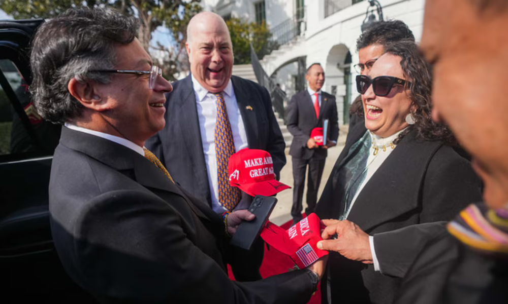 Gustavo Petro modificó una de las gorras que recibió como regalo de Trump: cambió el eslogan “Make America great again”