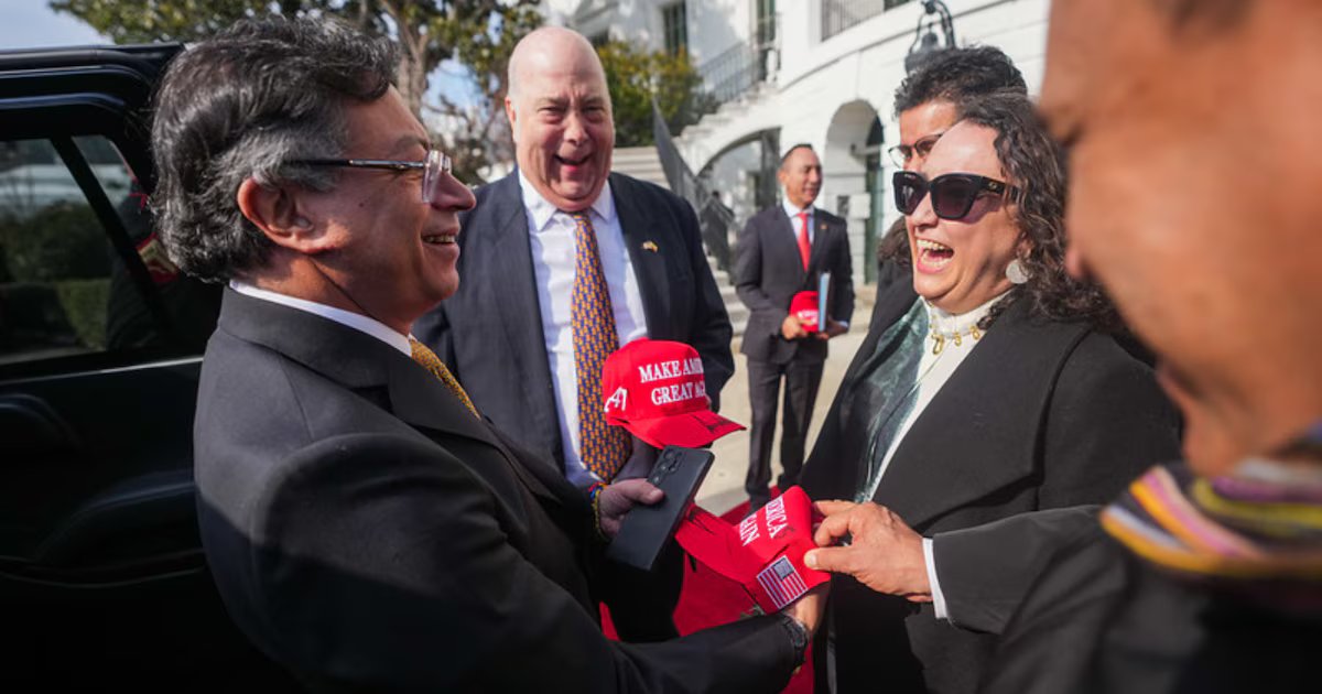 Gustavo Petro modificó una de las gorras que recibió como regalo de Trump: cambió el eslogan “Make America great again”