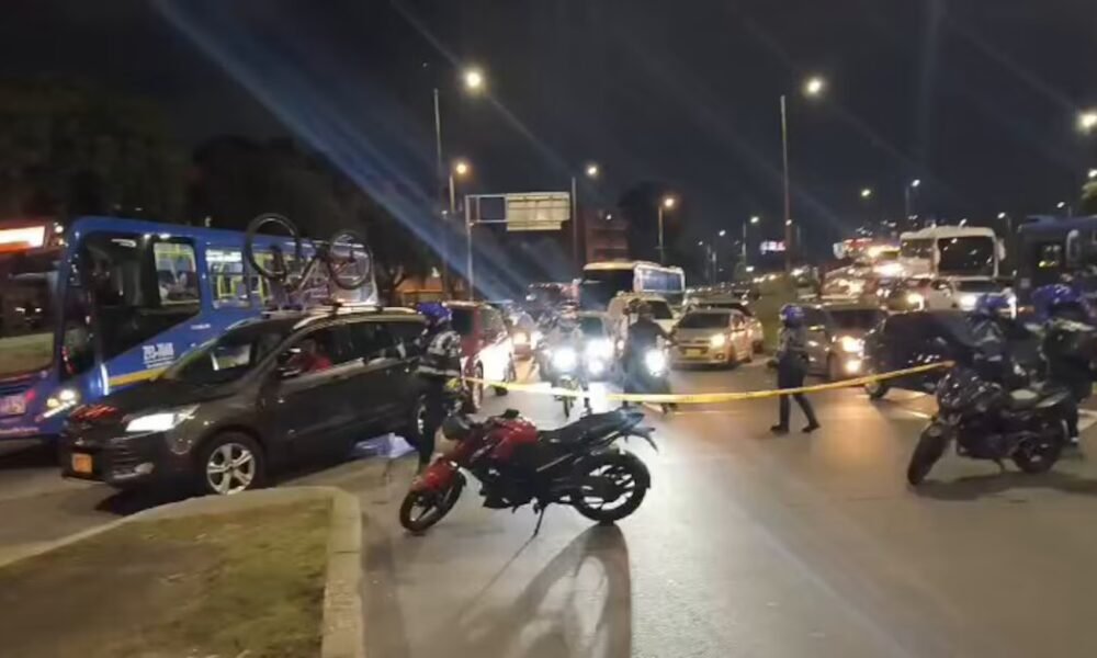 Hinchas de Santa Fe generaron bloqueos en Bogotá: hubo afectaciones en TransMilenio y principales vías