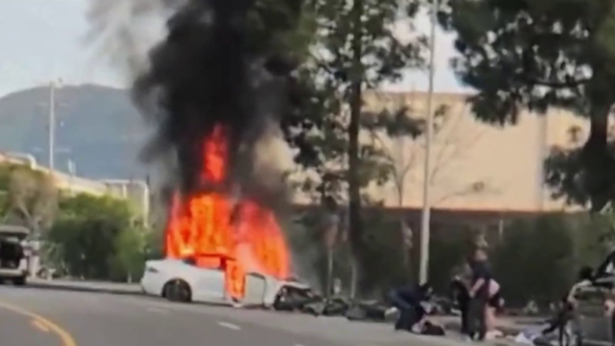 Incendio de auto Tesla en Winnetka – Telemundo 52
