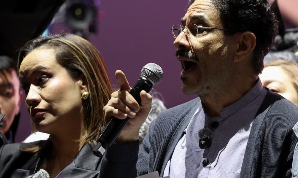 Iván Cepeda propone reducir salarios del alto gobierno si llega a la Presidencia