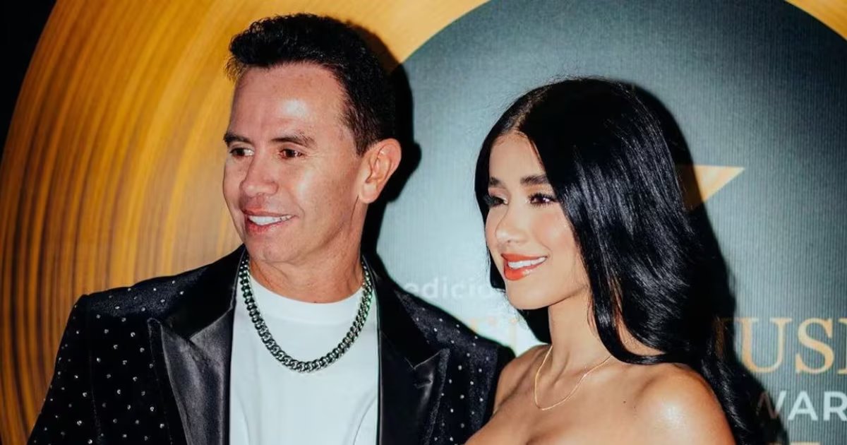 Jhonny Rivera sorprendió con su outfit de matrimonio: no tuvo que cumplir 80 para dar el sí