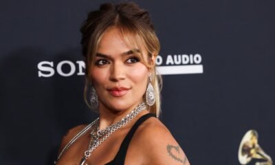 Karol G despertó elogios con el traje que elegante que modeló para sus seguidores: ¿Lo usará en los Grammy?