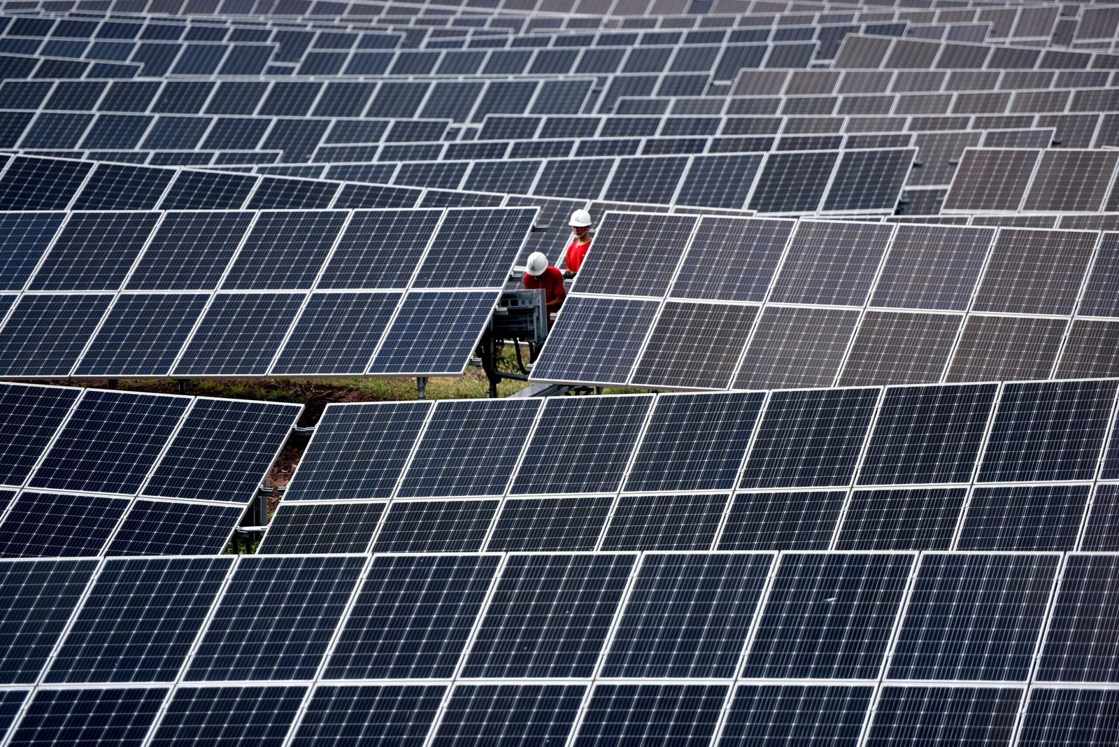 Las acciones solares chinas se disparan tras informaciones sobre visitas de Tesla