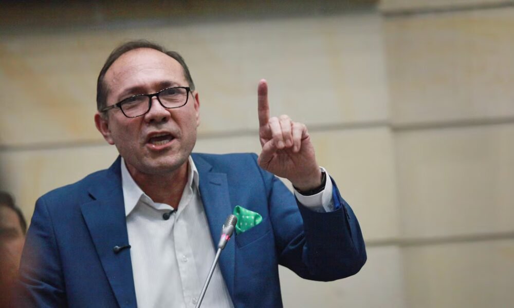 Ministro de Trabajo afirmó que el Gobierno sostiene la obligatoriedad del salario mínimo: “La norma mantiene plenamente sus efectos”