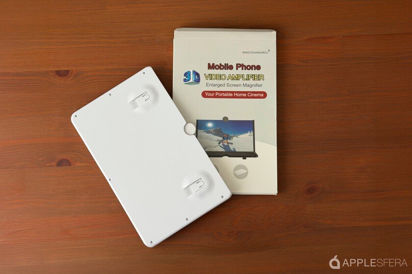 No me dejarían de salir anuncios de una "lupa" para ver más grandes los vídeos del iPhone. Así que la he comprado (y la he probado)