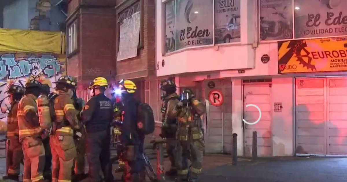 Pérdidas millonarias dejó incendio en un local comercial de venta de motos eléctricas en Bogotá: habría explotado una pila de litio